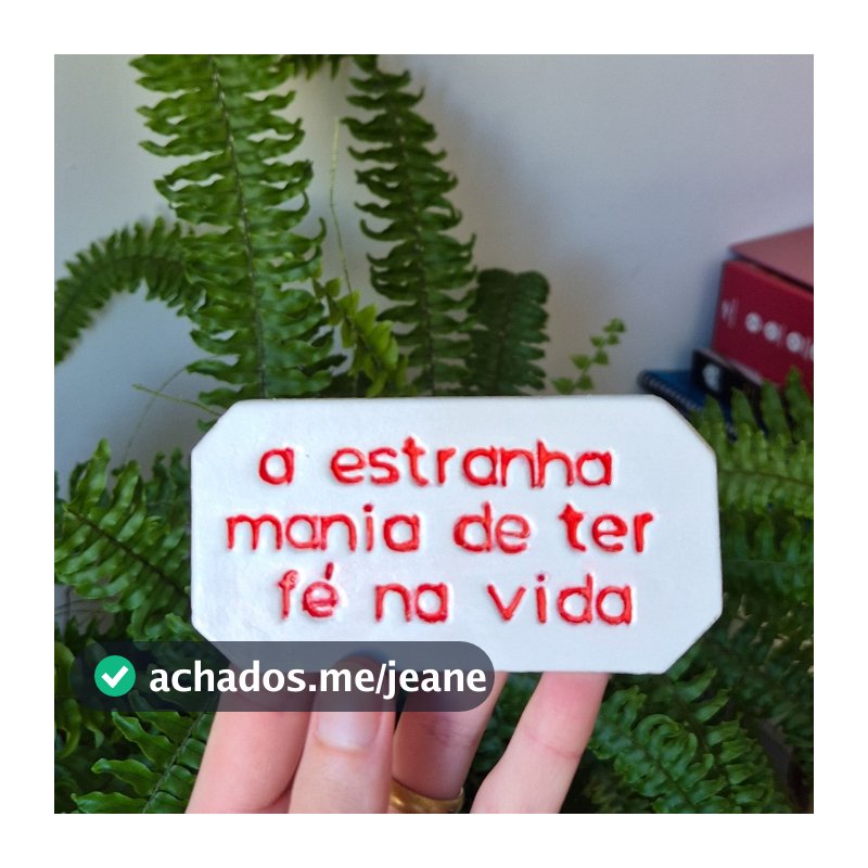 Placa decorativa com frase em cerâmica fria | "a estranha mania de ter fé na vida"