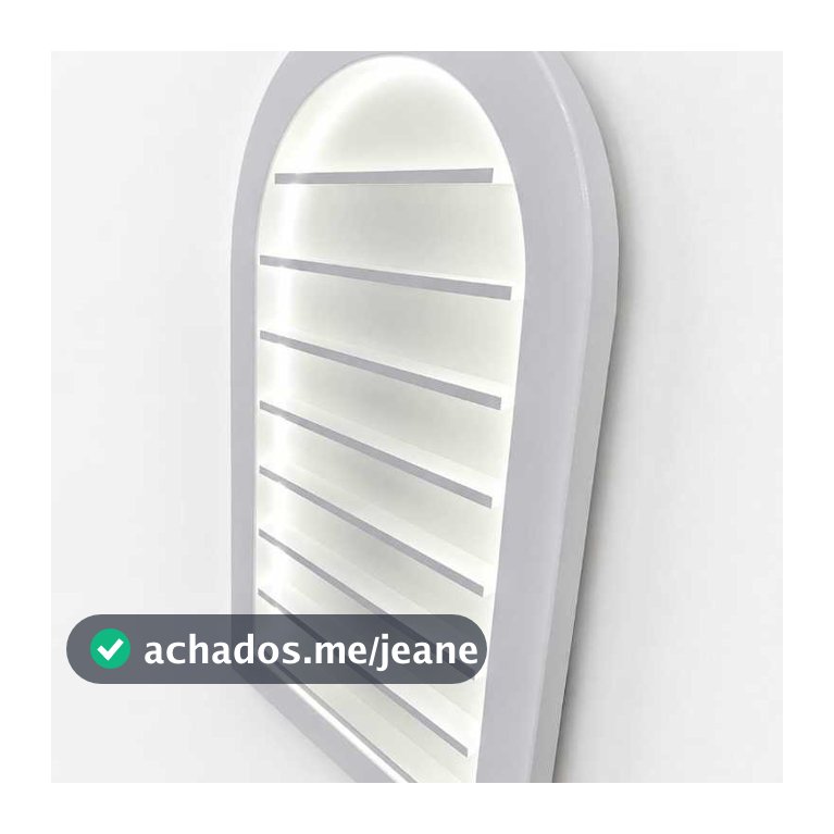 Arco romano com prateleitas de esmaltes
