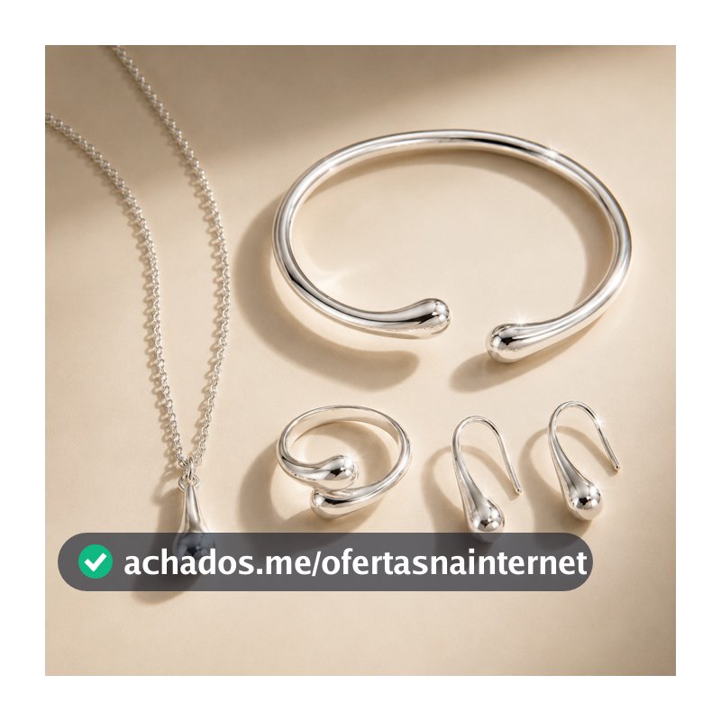 Conjunto de joias em formato de gota, composto por quatro peças em ouro ou prata: brincos, colar, pulseira e anel.