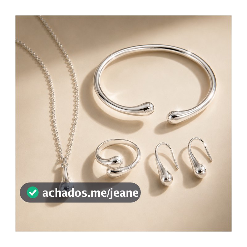 Conjunto de joias em formato de gota, composto por quatro peças em ouro ou prata: brincos, colar, pulseira e anel.