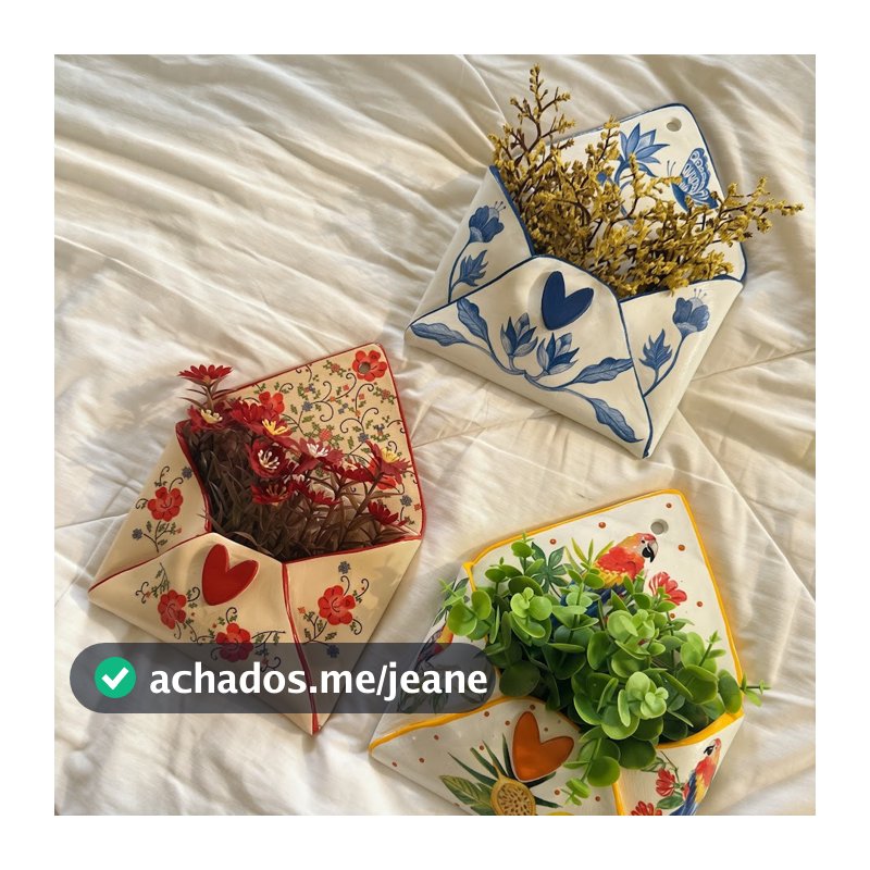 Envelope Decorativo de Parede com Arranjo Artificial | Artesanal | Cerâmica Fria