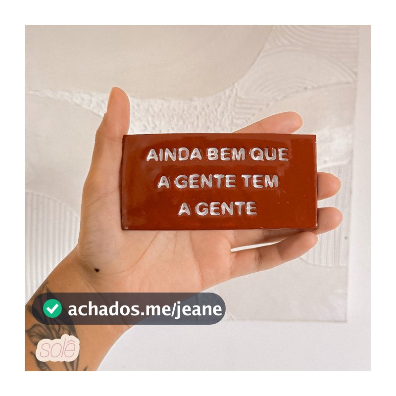 Plaquinha Decorativa em Cerâmica Fria Ainda bem que a gente tem a gente 12x6cm 🤎