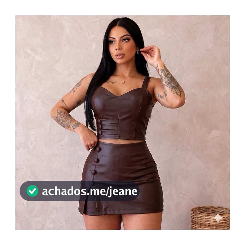 Conjunto Couro Sintético: Cropped com Bojo e Zíper e Short-Saia com Botões Fake Elegante
