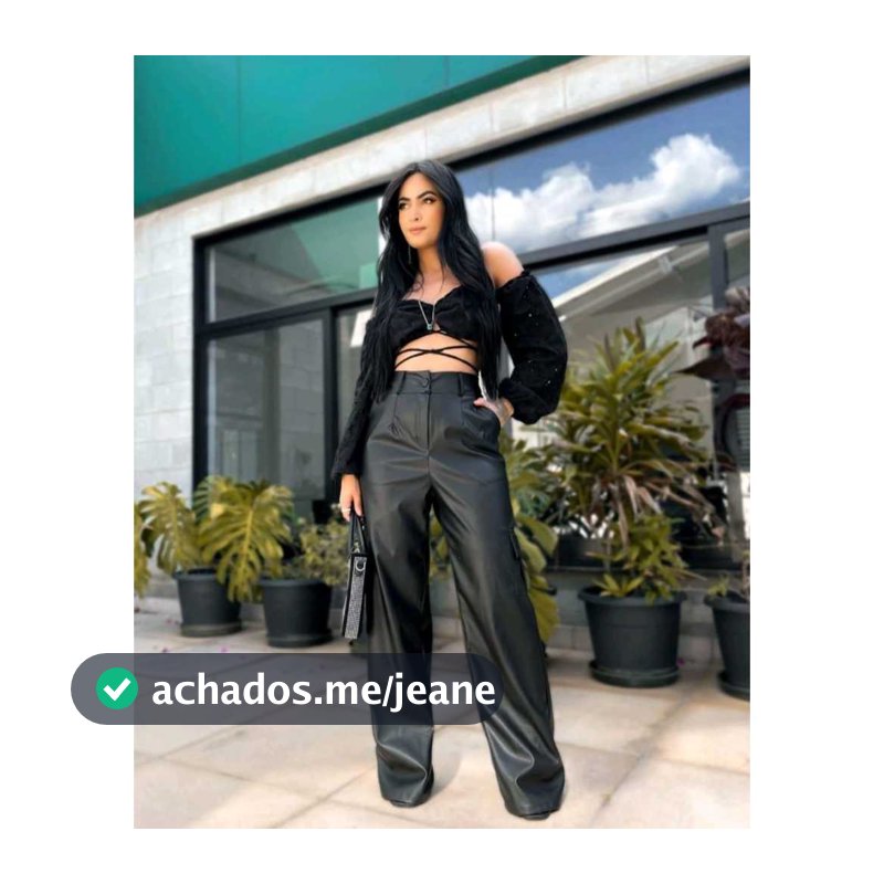 Calça Couro Pantalona Cargo Feminina  NA COR PRETA DETALHE DOS BOLSOS