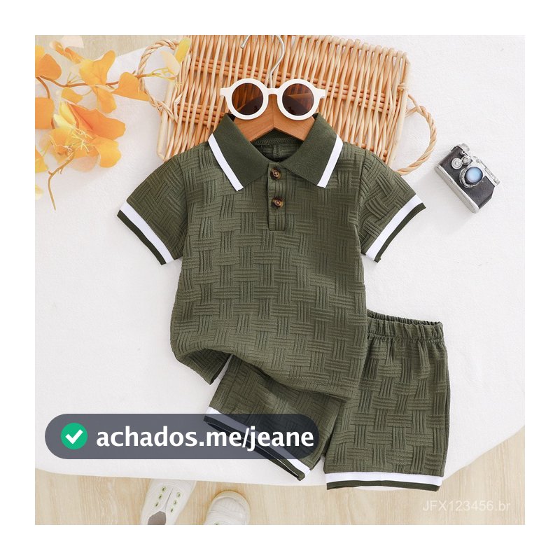Conjunto de verão para meninos com camisa de manga curta e shorts.