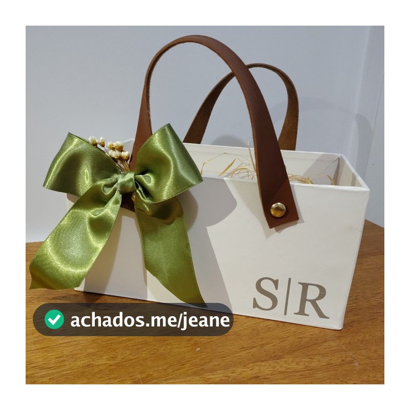 Caixa Cartonada com alça de couro sintético tipo cesta, perfeita para montar Lembrancinhas inesquecíveis!