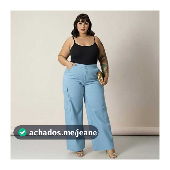 Calça Cargo Alfaiataria Feminino Plus com zíper e botão conta ainda com bolsos posteriores, unindo estilo e praticidade.