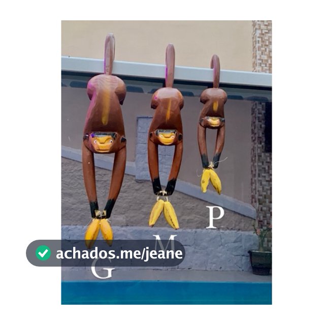 Macaco decorativo esculpido à mão em madeira e pintado manualmente, com acabamento detalhado que valoriza o ambiente