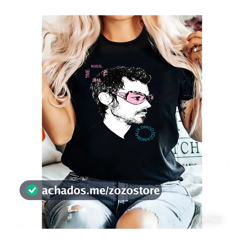 Camiseta Feminina Estampa Homem Com Óculos de Sol Rosa e Letras Coloridas Moderna Elegante Atemporal Estilo Pop