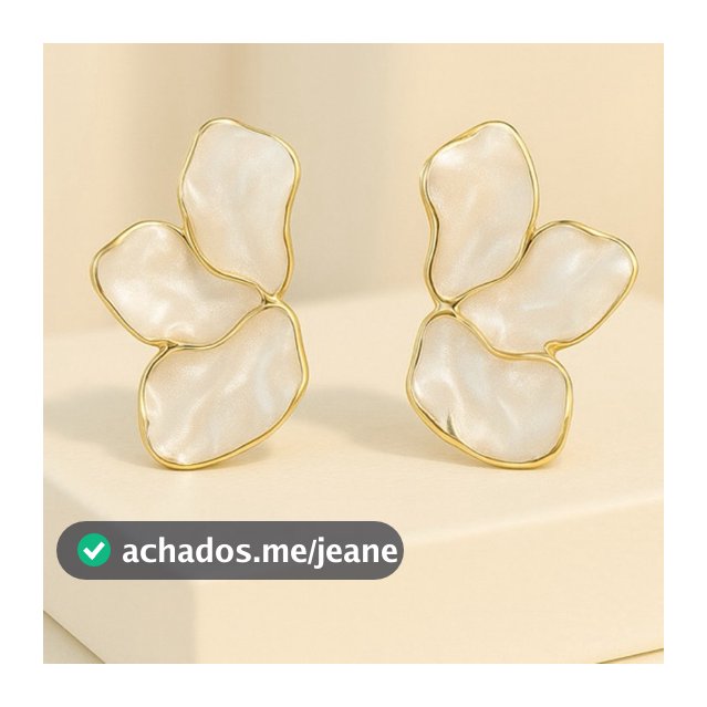 Brinco Meia Pétala Flor esmaltado em madrepérola folheado à ouro