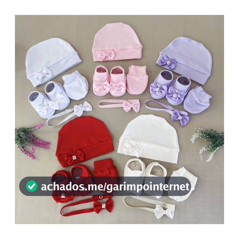 KIT ACESSORIOS BEBE COM TOUCA LUVAS SAPATINHO E PREGADOR DE CHUPETA TEMA PEROLAS