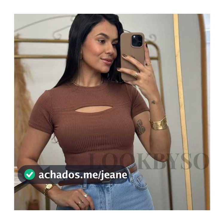 Blusa Feminina Canelada com Recorte  Decote Vazado • Manga Curta • Estilo Moderno