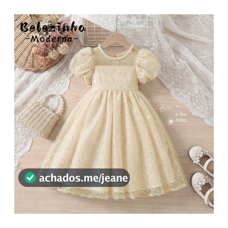 Vestido estilo princesa, com motivos brilhantes, confeccionado em tecido de malha leve e com corte folgado