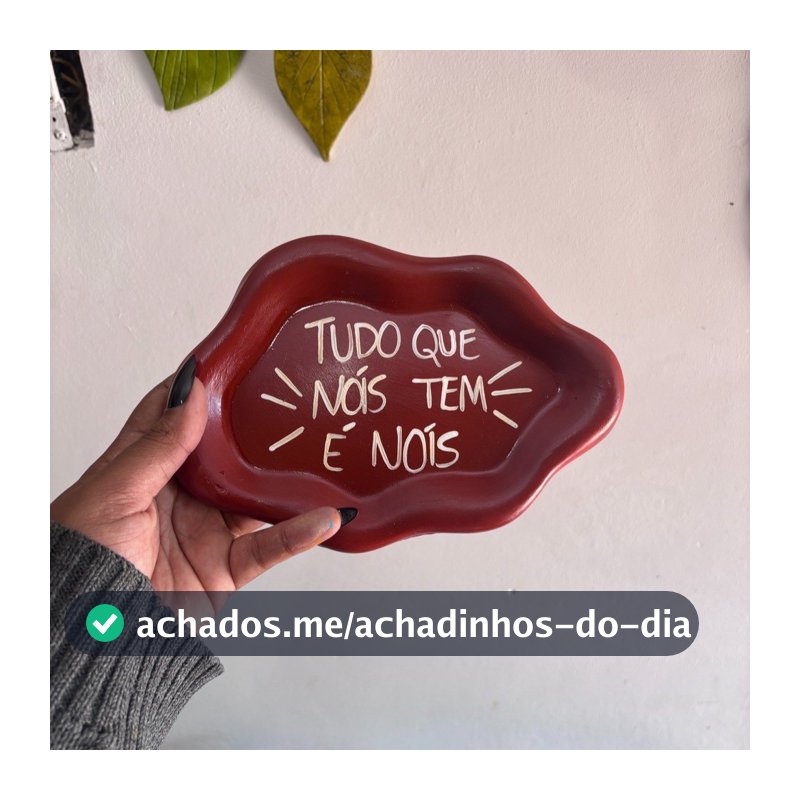 Pratinho Decorativo Tudo Que Nós Tem É Nós 19cm – Arte Artesanal com Frase Afetiva Emicida