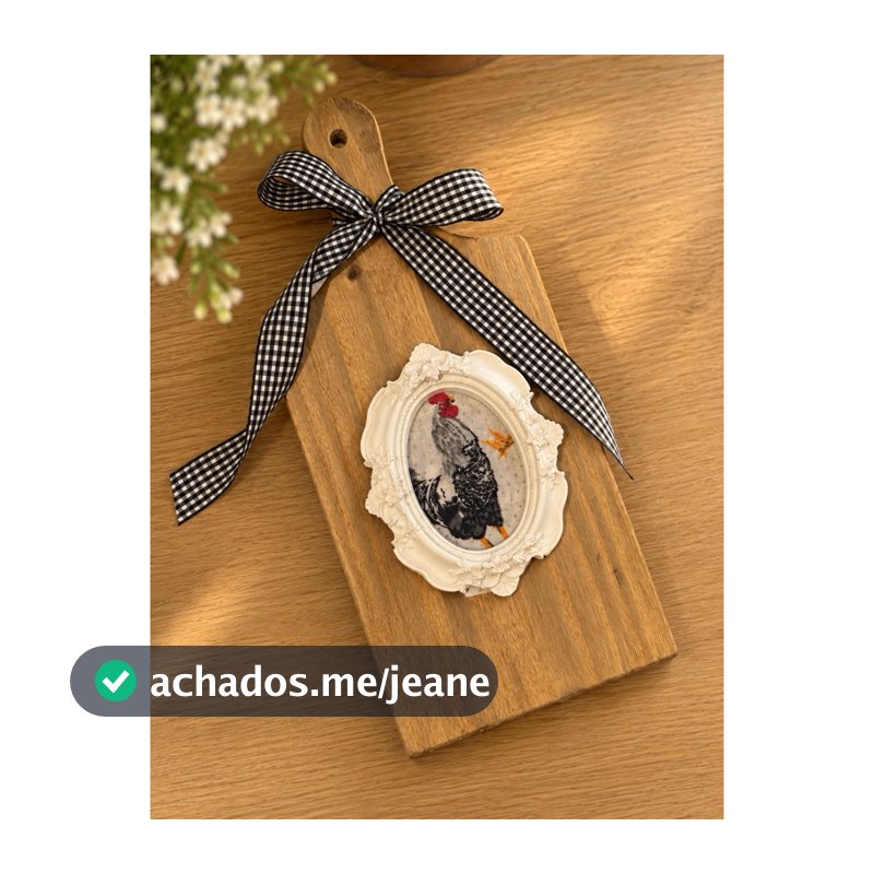 Tábua Decorativa Farmhouse com Galinha e Laço Xadrez