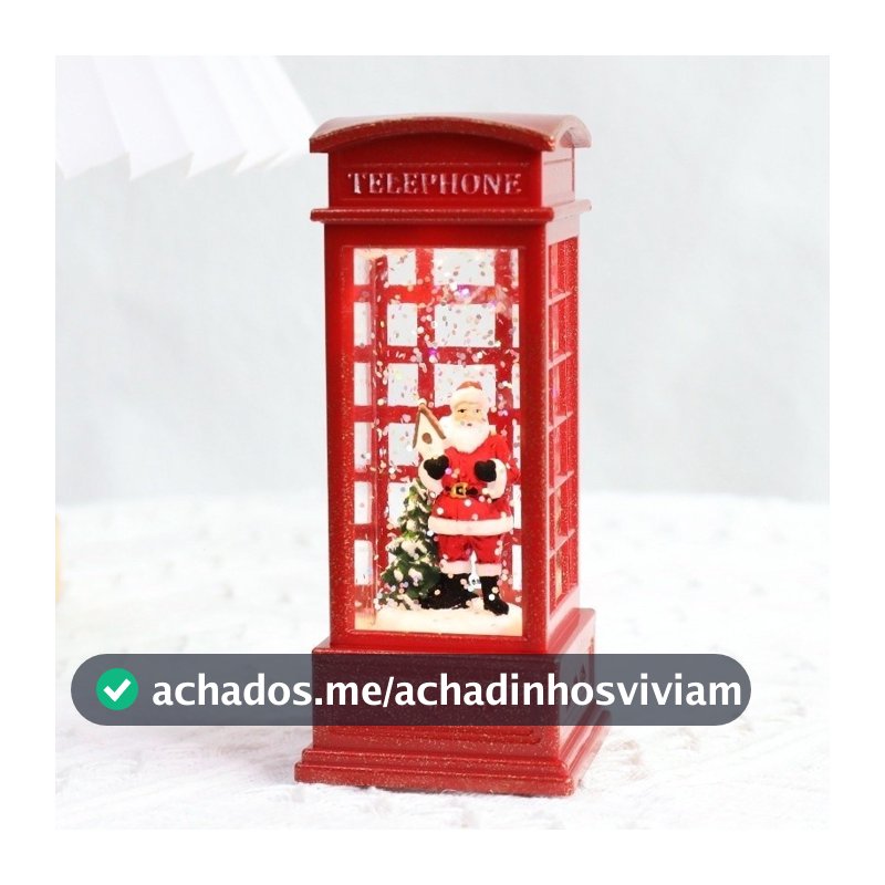 No interior, há bonecas, flocos de neve LED, luzes de Natal, lanternas LED, mesas, decorações noturnas de bronze, Papai Noel, luzes de neve e decorações natalinas