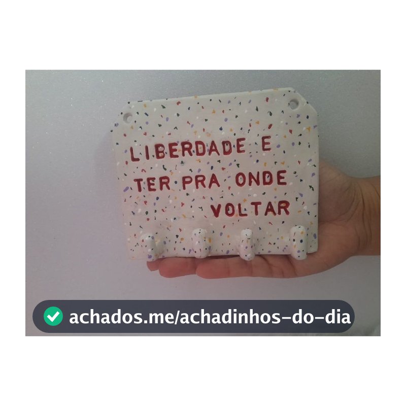 🗝️ Porta-chaves artesanal com frase inspiradora ✨
“Liberdade é ter pra onde voltar.”