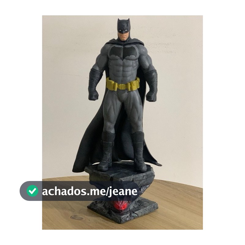 Colecionavel Batman com Base - Bruce Wayne - 30cm