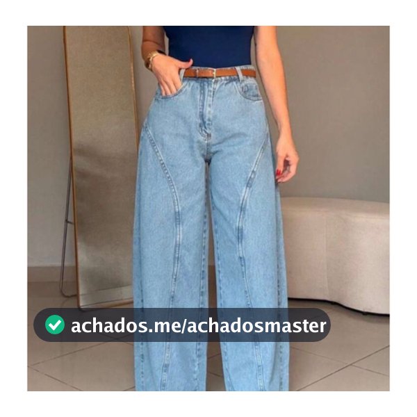 Calça jeans casual de perna larga em denim azul claro lavado com caparente corte desconstruído em formato de cimitarra