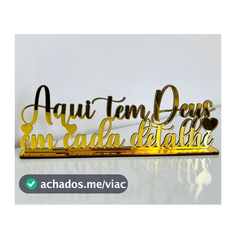 Frase Decorativa Aqui tem Deus em Cada Detalhe Com Base Decoração Estante OFERTA
